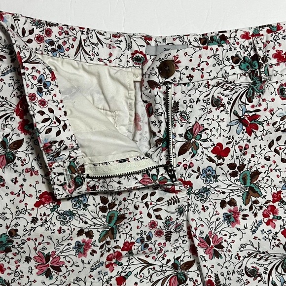 Banana Republic Sunshine White Floral Bermuda Short Size 8, 3.25" leg - Picture 6 of 12
